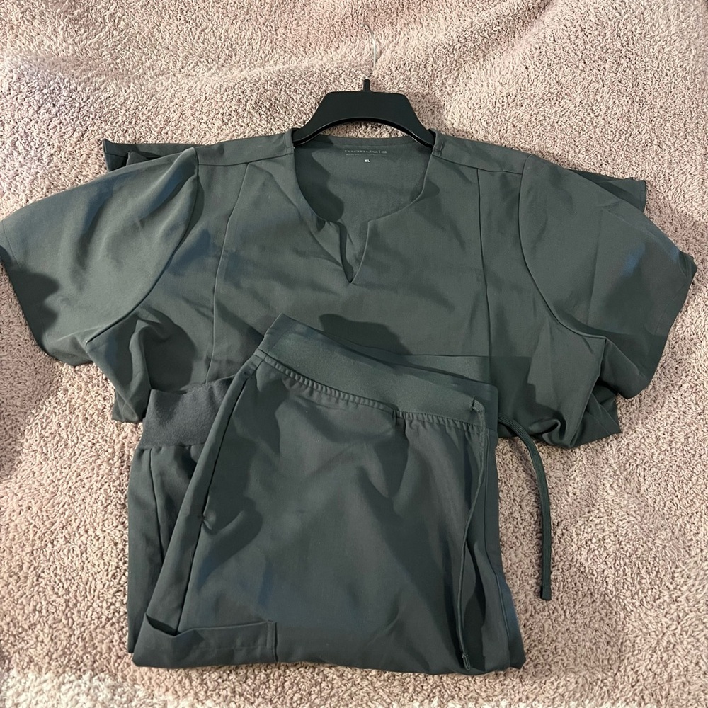 Mandala Scrubs Set Size XL with Notch Top and 9 Pocket Joggers, Pewter
